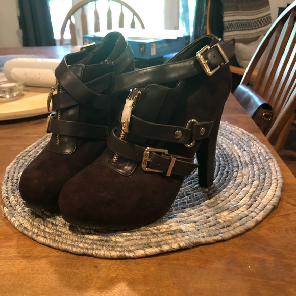 Never Worn Guess shoes, size 7 - Picture 2 of 3